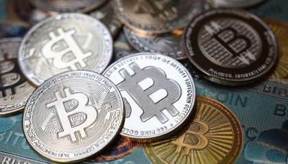 比特币年内大涨69%!公募基金下场「炒币」