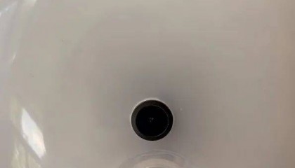 女租客在停电后发现伪装成灯泡的隐蔽摄像头,房东希望退租,并愿退还剩余三个月的租金,警方立案调查