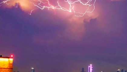 南京夜空惊现紫色闪电!专家:与高温、电离都有关