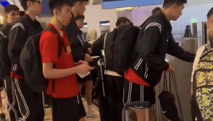 中国男篮结束亚洲杯之旅回国,王俊杰继续赴美开启新学期