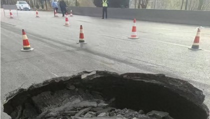 山西长治一路面凌晨突陷直径4米大坑,55岁货车司机车毁人亡,当地回应