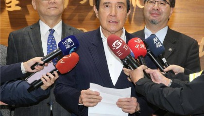 马英九返台倡言改善两岸关系,力促和平发展