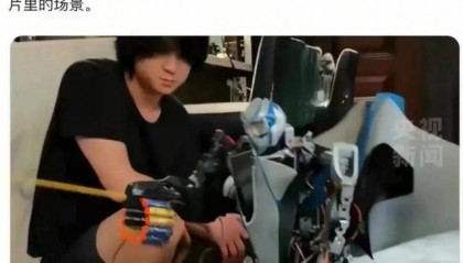 硬核父子自制机器人 外交部发言人点赞:像科幻大片