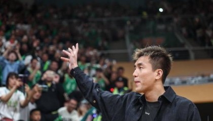 重回辽宁!郭艾伦领取总冠军戒指 主场球迷欢呼