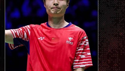 祝贺!石宇奇2比1逆转昆拉武特,获得羽毛球世锦赛男单冠军!