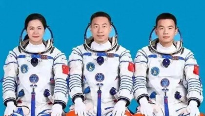 神舟十八号安全返航!返航时外部被烧得黑不溜秋,为何发射时不会