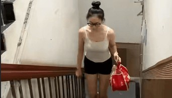 22岁女生爬楼送外卖6天瘦10斤,精致打扮被指炒作,当事人回应
