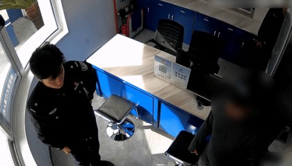 男子9600元转卖全新苹果17Pro max，买家爽快转账1万后，其老婆银行卡被冻结！民警：这笔钱涉诈