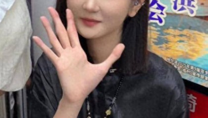 女孩身高2米26貌美如花,妈妈天天发愁:白长这么漂亮,没人敢追