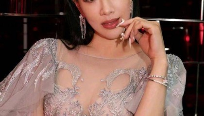 钟丽缇全家照曝光:52岁身材火辣,只比婆婆小10岁 公公在旁很尴尬