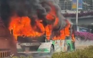 佛山一公交车街头起大火，当地：非营运状态的故障车自燃，无人员伤亡