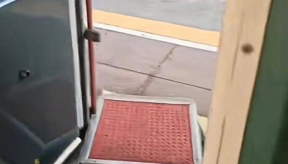 火车行驶中门没关渡板也没收?拍摄者称紧急找列车员关门,12306回应
