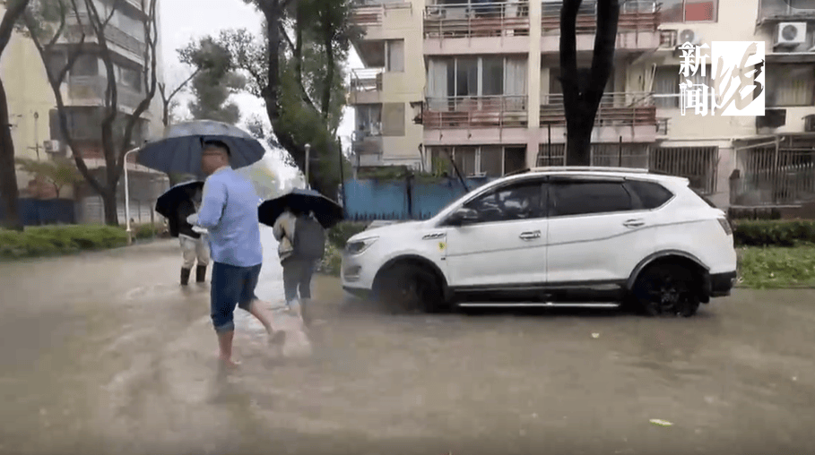 上海暴雨上热搜！有小区一时积水到膝盖，降水何时减弱？