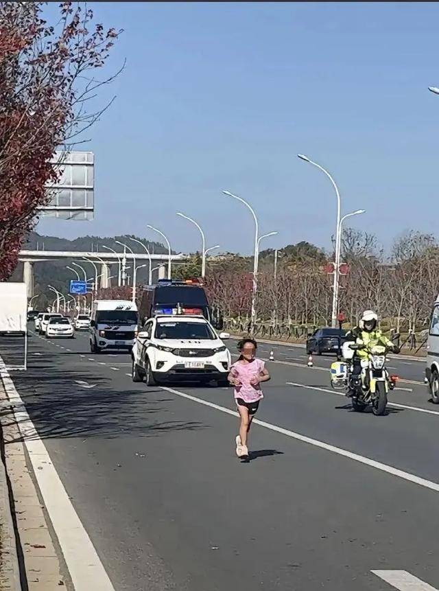 6岁女童跑完全马引争议 医生：巨大的挑战极易给孩子带来严重损伤