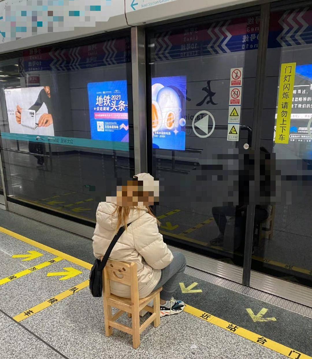 多地地铁提醒勿做“板凳族” 行车安全和乘客舒适需求如何兼顾？｜封面深镜
