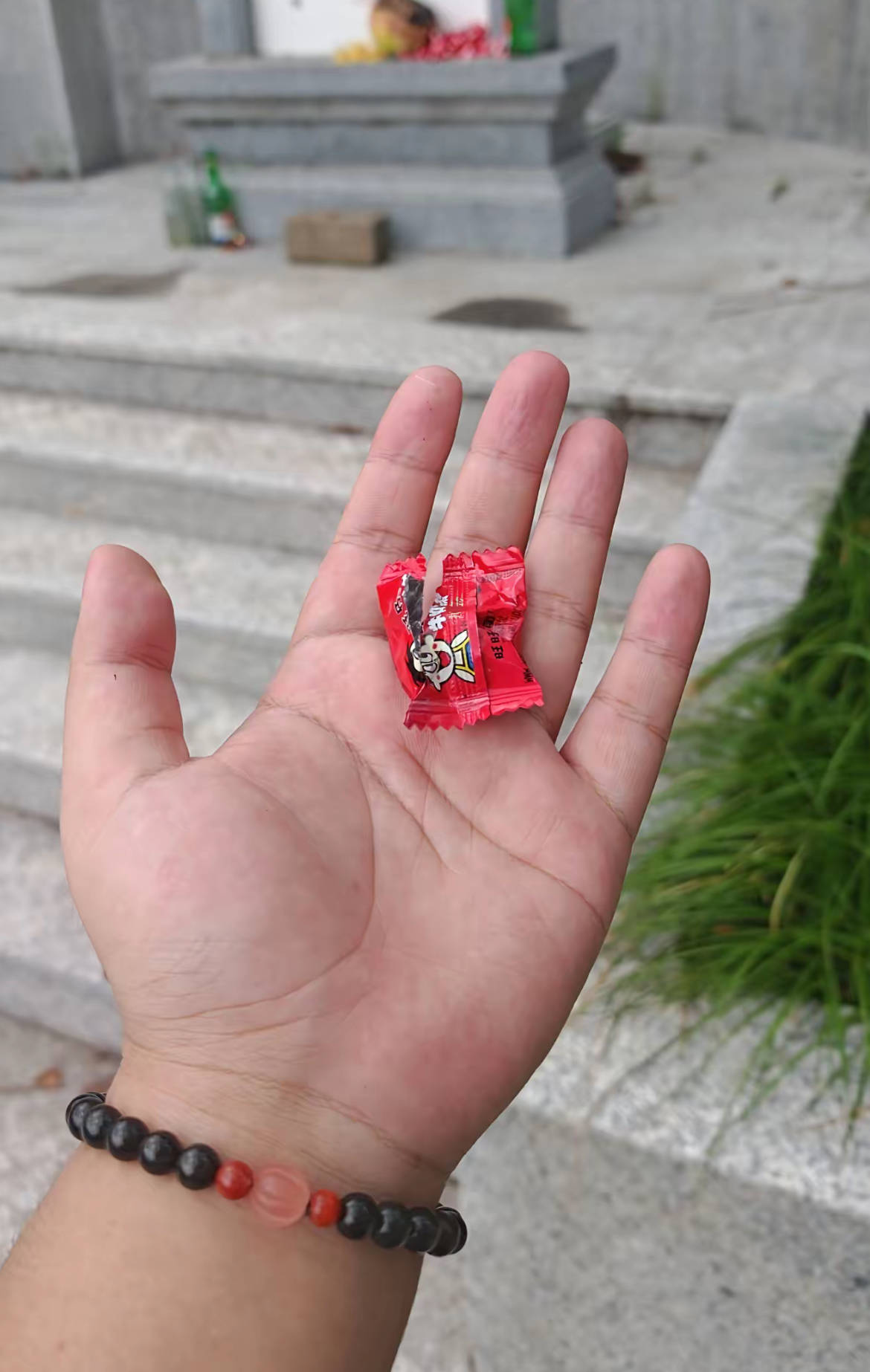 杭州小伙称爬山犯低血糖被抗战烈士墓边的奶糖救命：应该是烈士看我躺在这，救了我一下