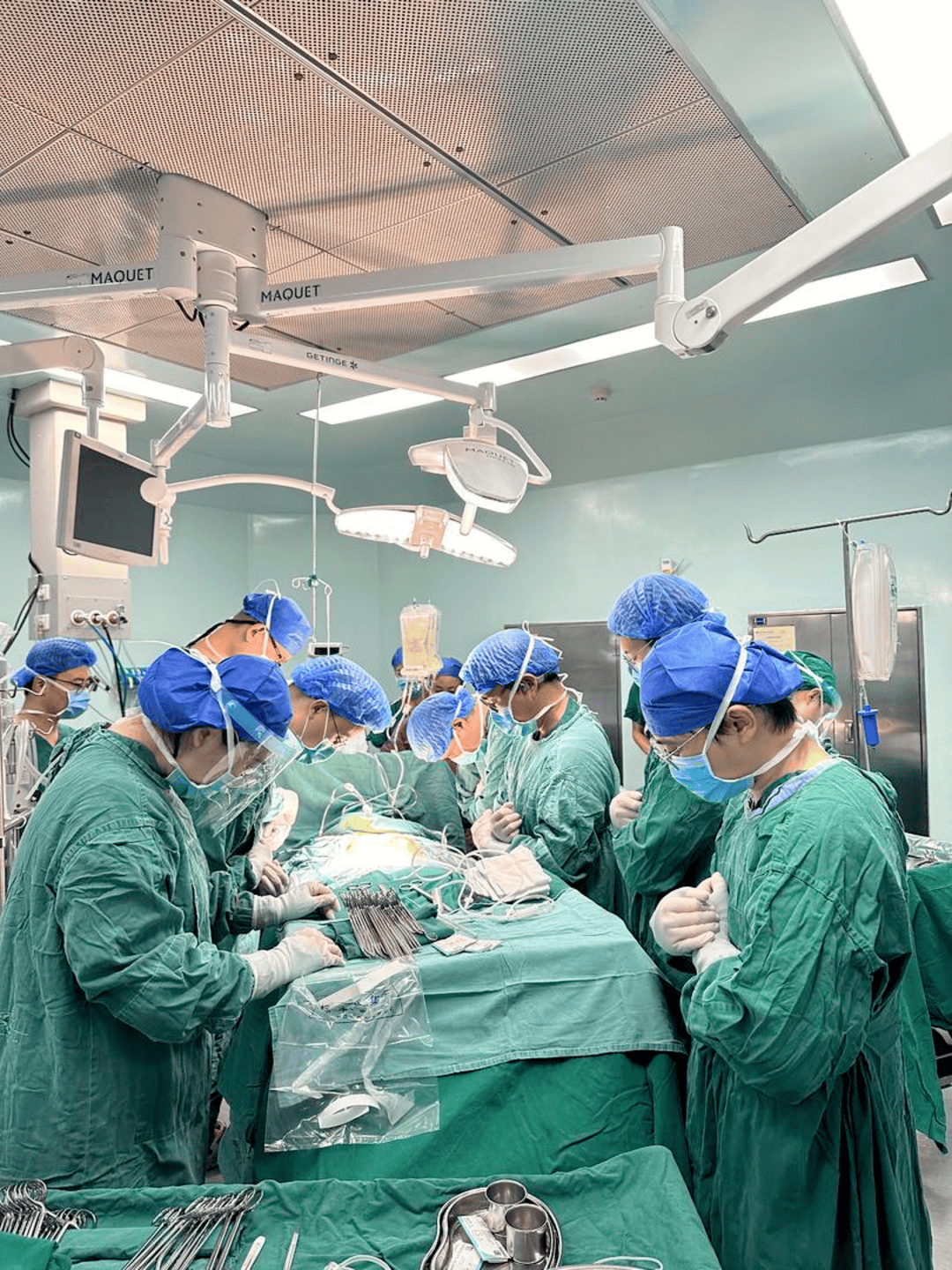 让生命延续！父母将23岁离世儿子的器官捐出“救了”七个人｜封面头条