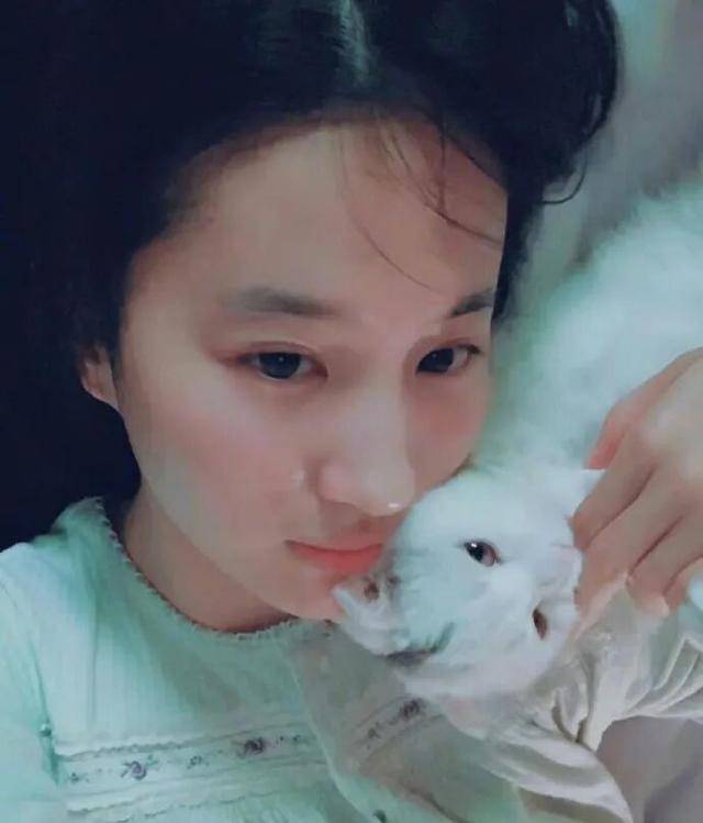 刘亦菲晒与新狗狗合照,穿白衬衫戴墨镜清爽出游