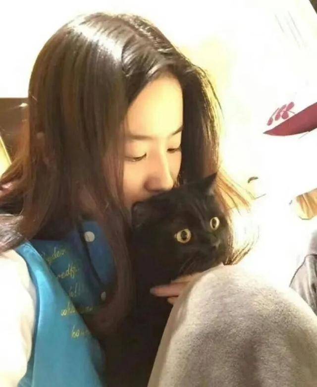 刘亦菲晒与新狗狗合照,穿白衬衫戴墨镜清爽出游