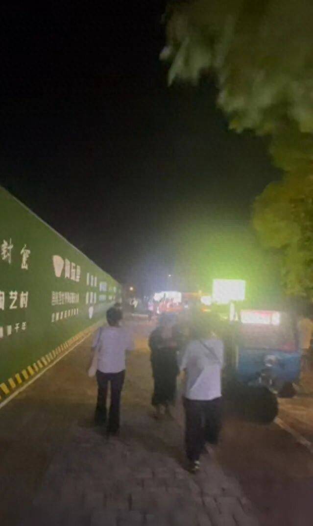 长假尾声!江西“鸡排大道”人流量减少超6成,“鸡排哥”提前下班