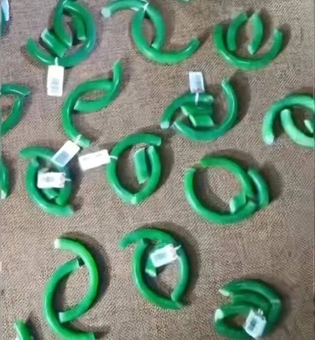 苏州一20岁店员不小心摔碎一盒玉镯损失百万,老板未要赔偿安慰小伙别有压力