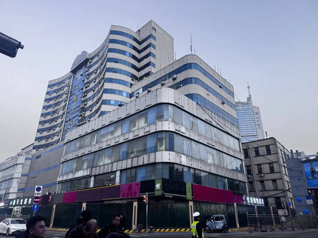 最新!济南天龙大厦,开始拆了