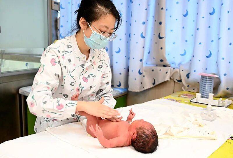 31省份人口出生率公布:谁最高?谁垫底?