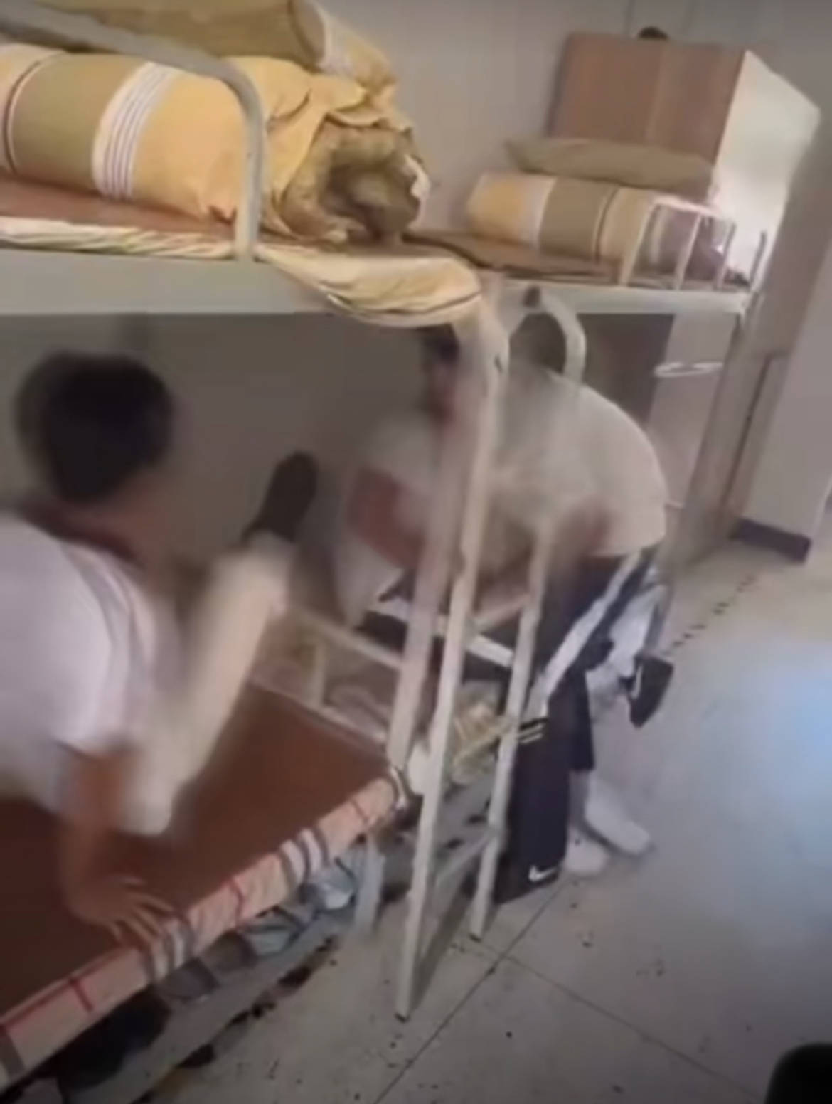 温州一技校宿舍内男生被多人拳打脚踢不敢反抗,学校:看到视频也很气愤,已报警