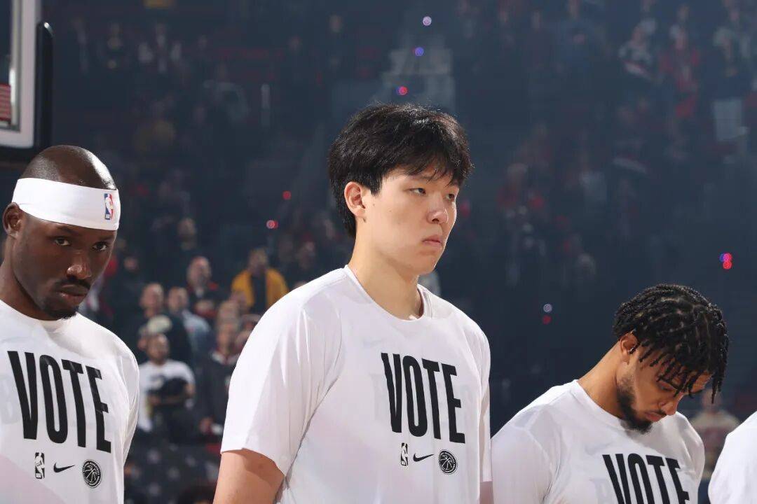 开拓者主帅回应杨瀚森被下放:他是个真正有职业精神的球员;此前已官宣被召回