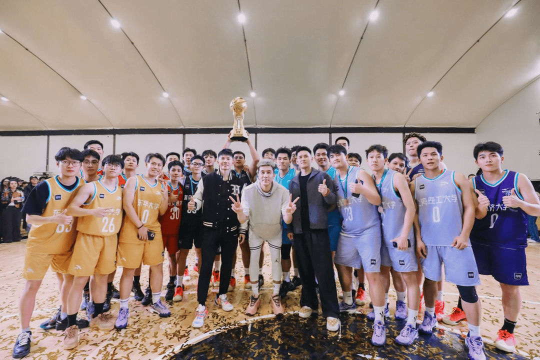 复旦、交大、同济等八大高校集结，得物App“新生杯”篮球赛首战上海