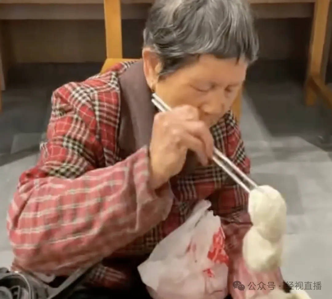 “麻糍奶奶”车祸去世，因挑担走街串巷推销麻糍等小吃受关注