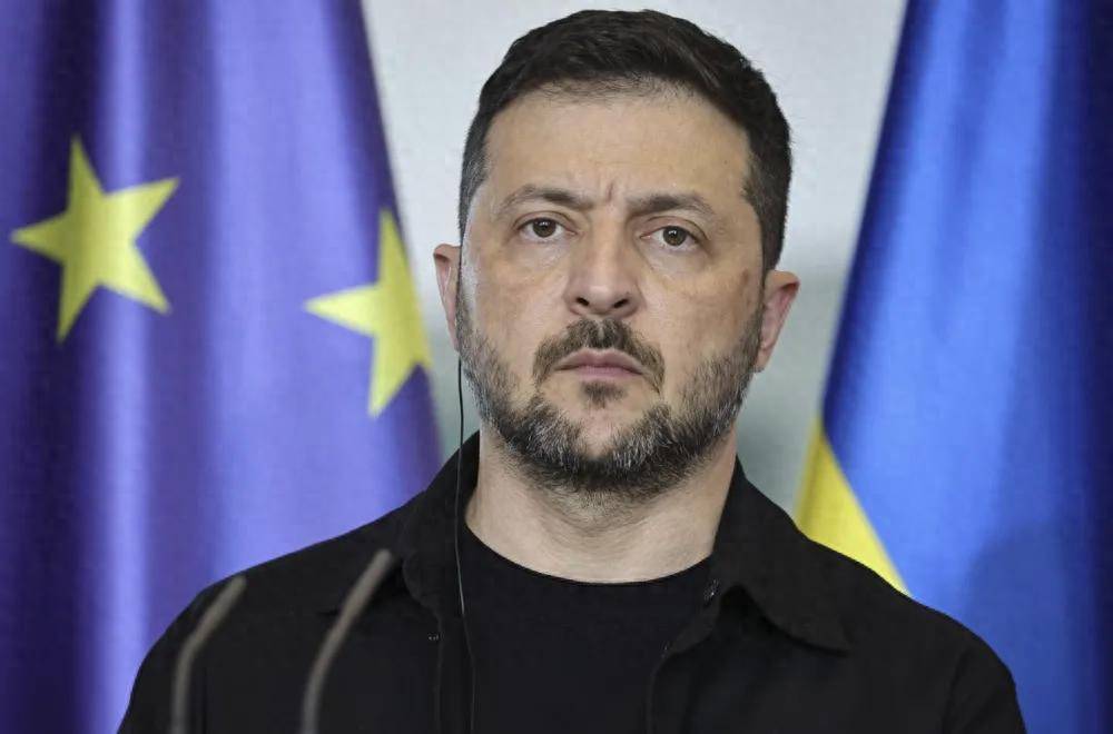 泽连斯基盟友连夜潜逃！反腐突袭扑空，现场堆满了美元现金，FBI介入调查！