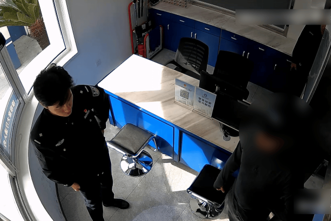 男子9600元转卖全新苹果17Pro max,买家爽快转账1万后,其老婆银行卡被冻结!民警:这笔钱涉诈