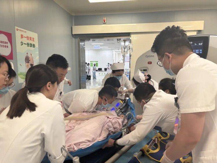 西安4岁男童18楼坠落,143名医护人员历时5个月将他从死神手中抢了回来