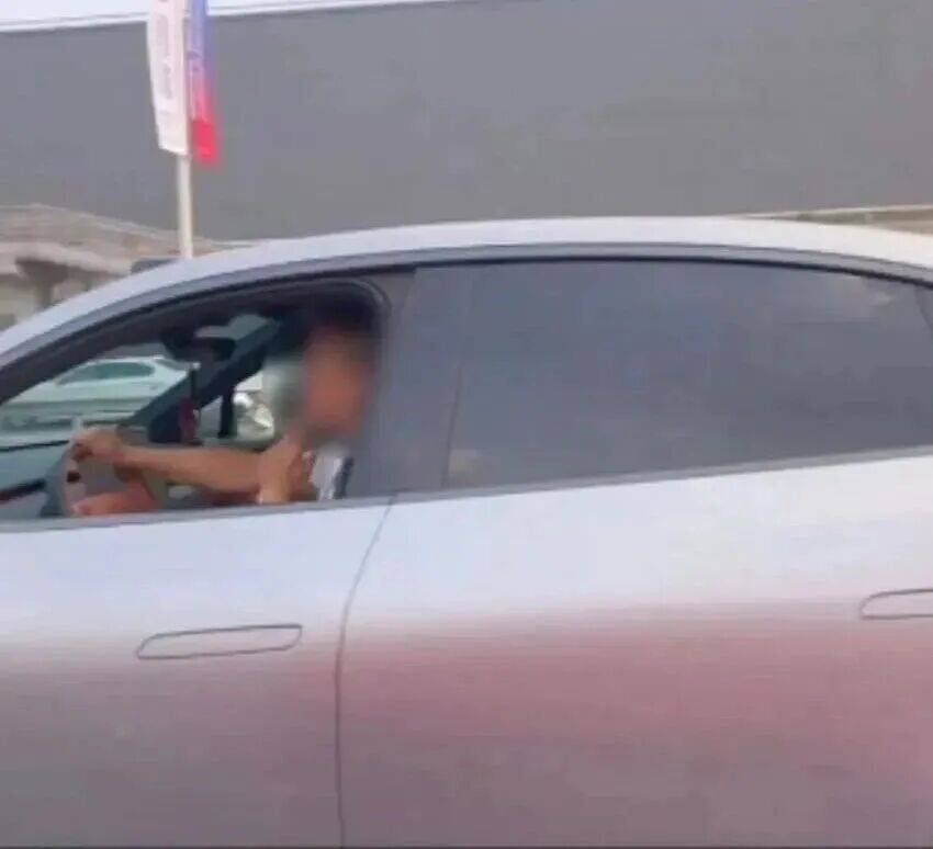 开车看手机、吸烟……您的“随手拍”举报,已查处!